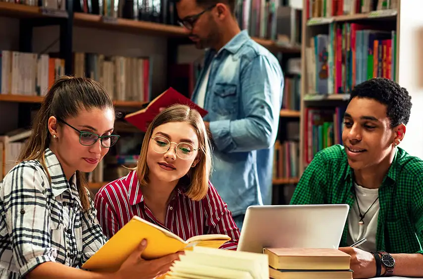 Studenten in der Bibliothek