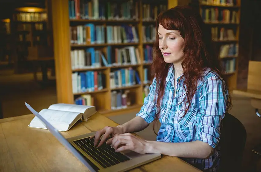 Studentin am Laptop