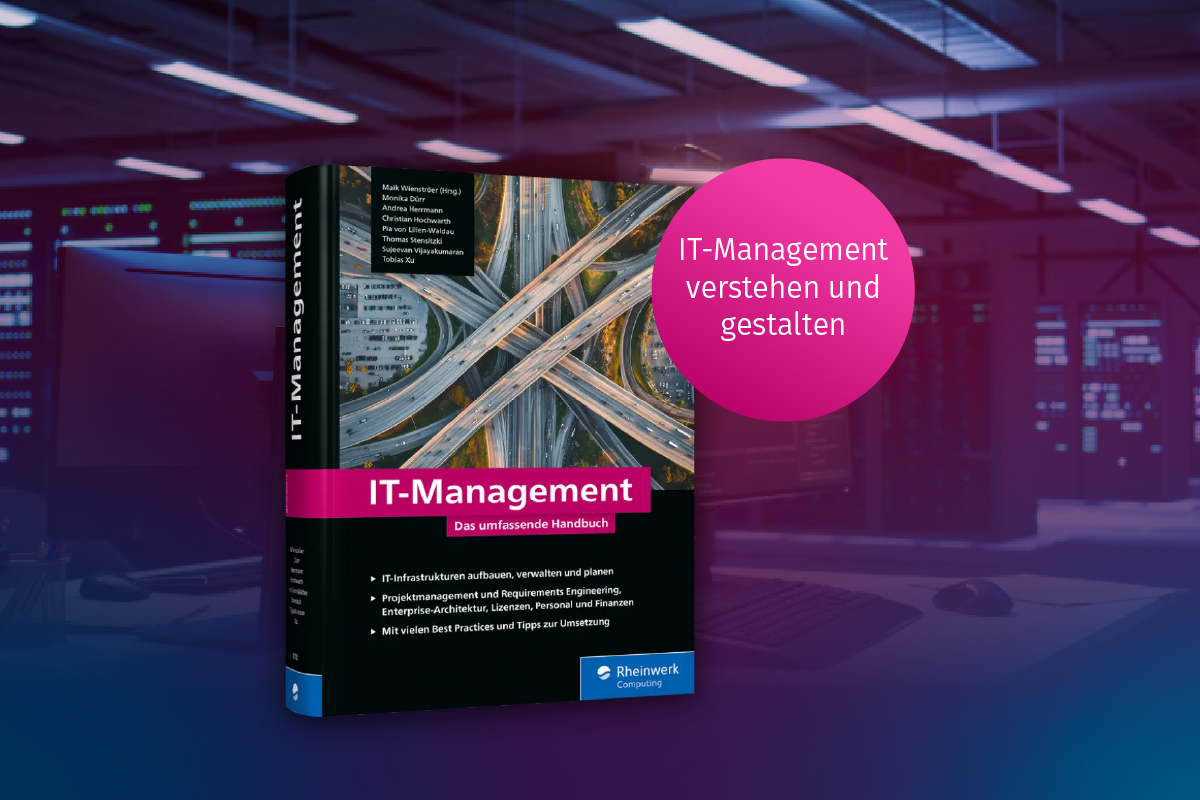 Das Cover des Buches ‚IT-Management – Das umfassende Handbuch‘ vor einem Serverraum. Ein Button über dem Buch trägt die Aufschrift ‚IT-Management verstehen und gestalten‘