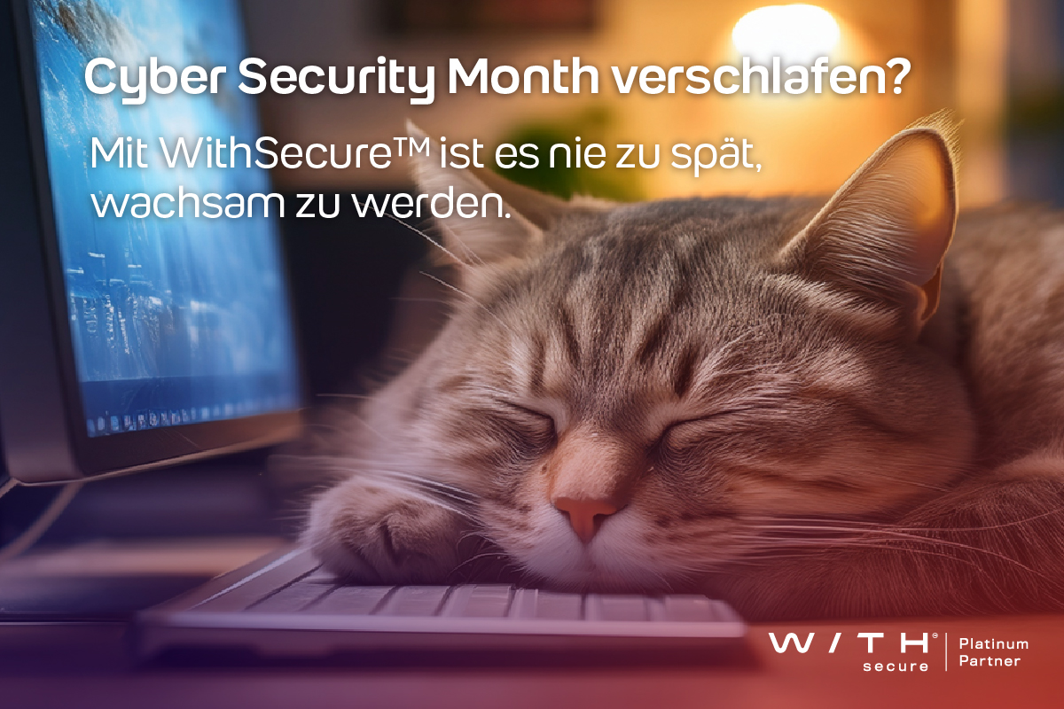 Eine schlafende Katze liegt auf einer Tastatur vor einem Computerbildschirm. Auf dem Bildschirm ist der Text: ‚Cyber Security Month verschlafen? Mit WithSecure™ ist es nie zu spät, wachsam zu werden.‘