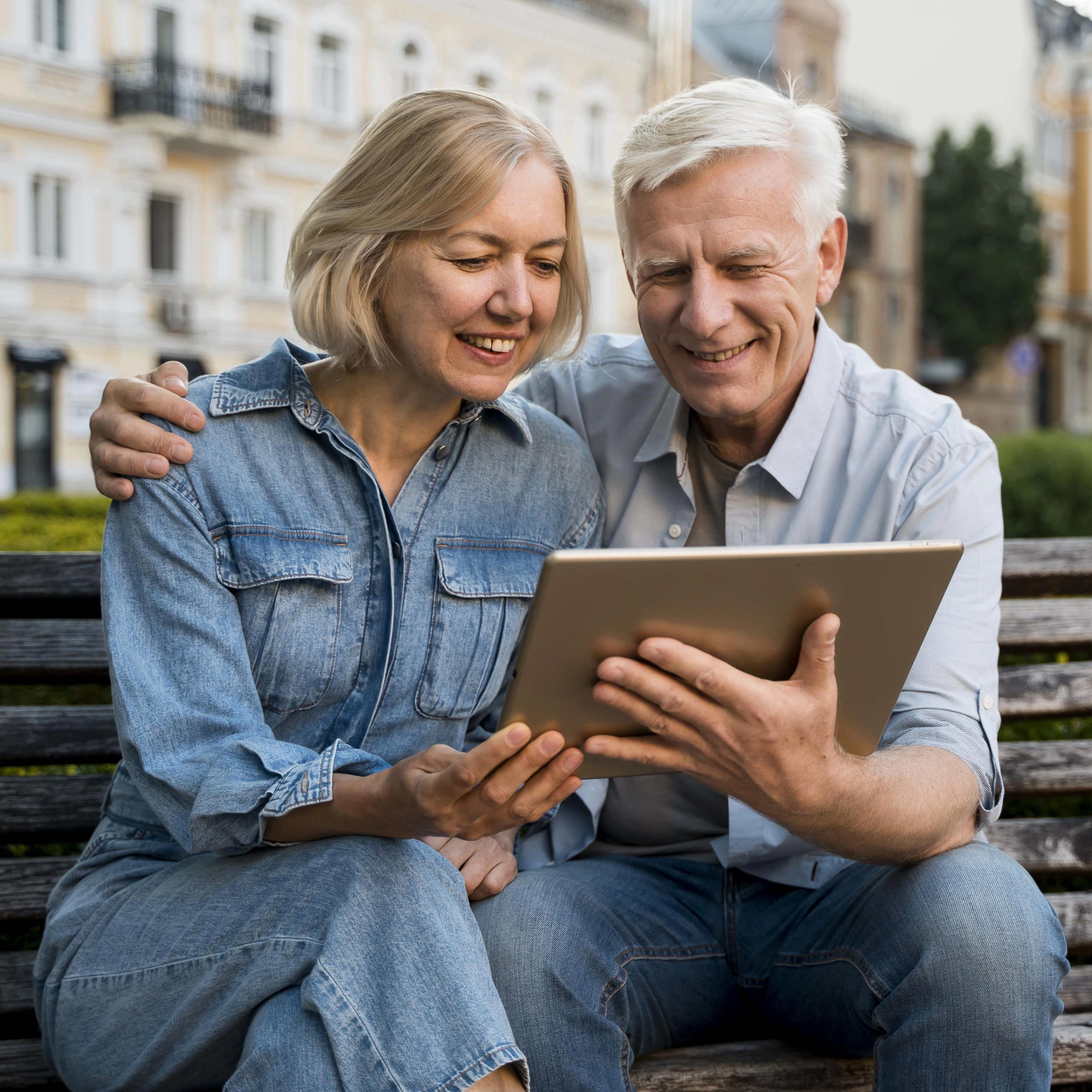 Familie schaut gemeinsam auf ein Smartphone