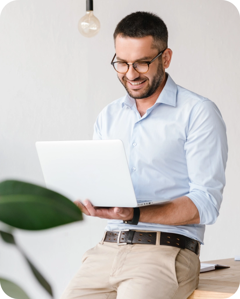 Mann mit Laptop