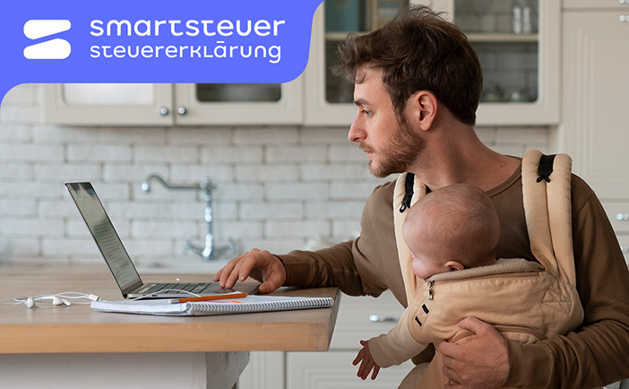 Steuererklaerung am Küchentisch mit Baby im Arm